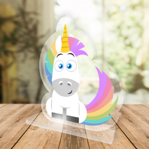 Unicorno con criniera e coda arcobaleno